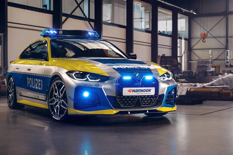BMW i4 per la polizia tedesca cambia look con AC Schnitzer © ANSA/Bmw