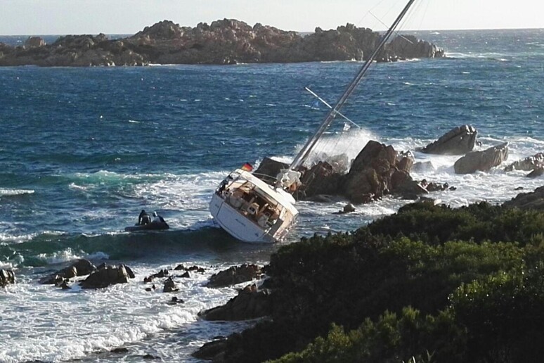 Barca sugli scogli nel nord Sardegna, 2 morti e 2 feriti - RIPRODUZIONE RISERVATA