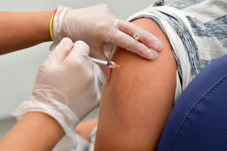 Vaccinazioni contro il Covid in una foto di archivio - RIPRODUZIONE RISERVATA