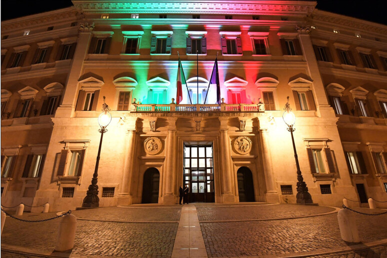 Il tricolore illumina la facciata di Palazzo Montecitorio per celebrare il giuramento del Presidente della Repubblica e il suo insediamento al Quirinale, 2 febbraio 2022. Luci accese dalle 18 all '1 nelle serate del 2 e del 3 febbraio. ANSA/TWITTER - RIPRODUZIONE RISERVATA