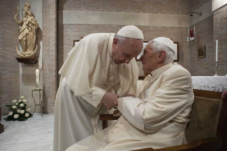 Papa Francesco e Benedetto XVI - RIPRODUZIONE RISERVATA