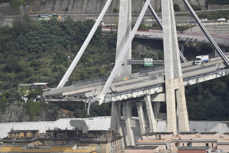 Il ponte crollato - RIPRODUZIONE RISERVATA