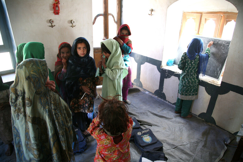 Bambine afghane in una scuola di Now Zad in Afghanistan (archivio) - RIPRODUZIONE RISERVATA
