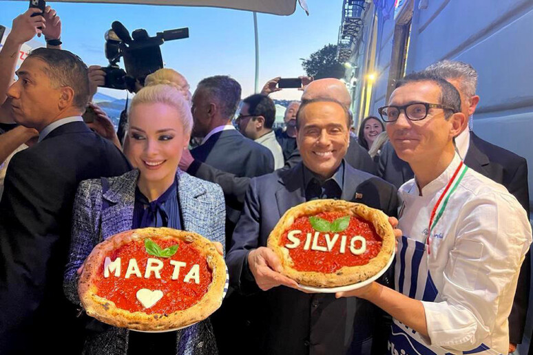 Fan per Berlusconi davanti all 'hotel, poi una pizza a cena - RIPRODUZIONE RISERVATA