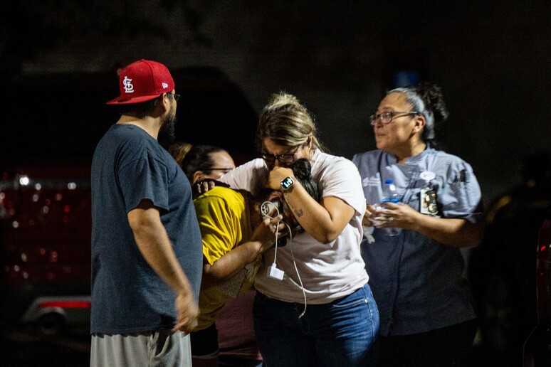 Famiglie in attesa di avere notizie sulla sparatoria nella scuola elementare a Uvalda in Texas © ANSA/AFP