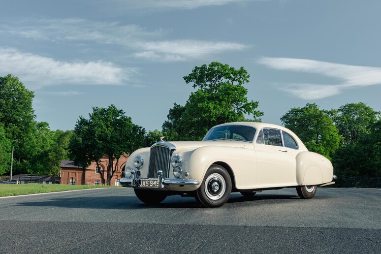 Bentley R-Type Continental, 70 anni per iconica GT - RIPRODUZIONE RISERVATA