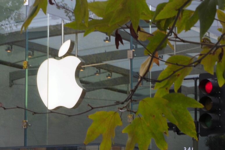 Il logo di Apple negli uffici di Palo Alto in California © ANSA/EPA