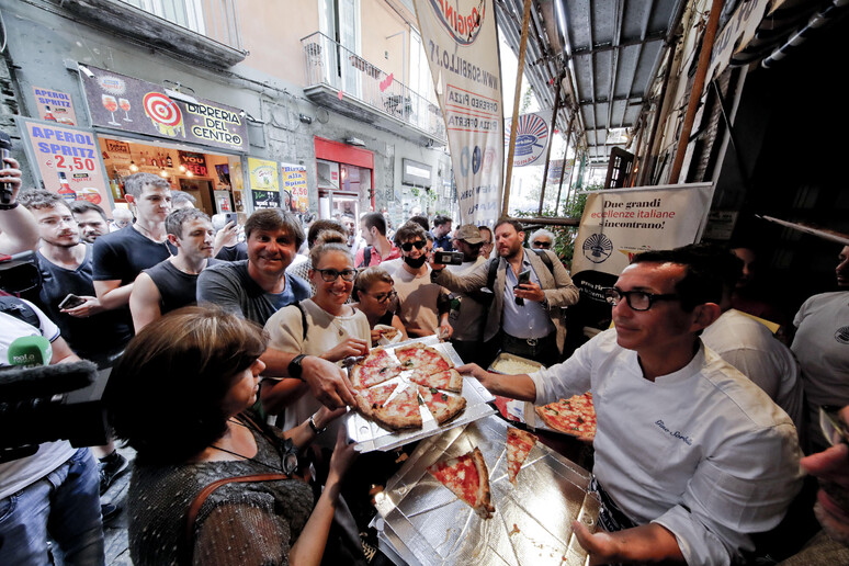 'La pizza al popolo ', a Napoli bagno di folla anti-Briatore - RIPRODUZIONE RISERVATA