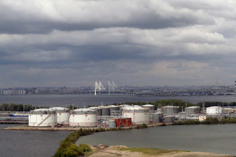 La società  'Oil Terminal ' in St. Petersburg © ANSA/EPA