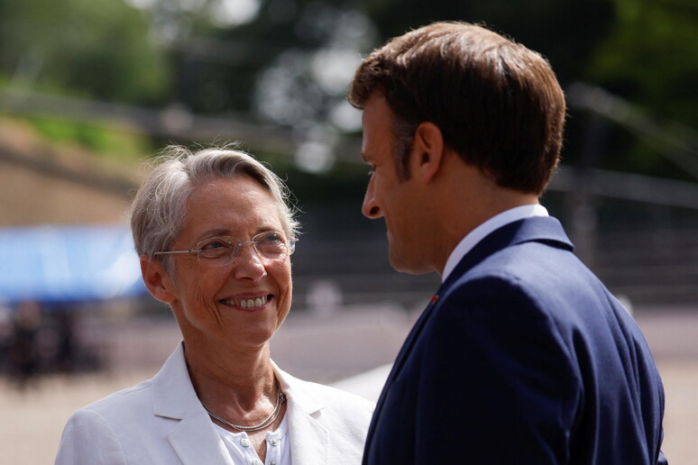 Elisabeth Borne con Emmanuel Macron © ANSA/EPA