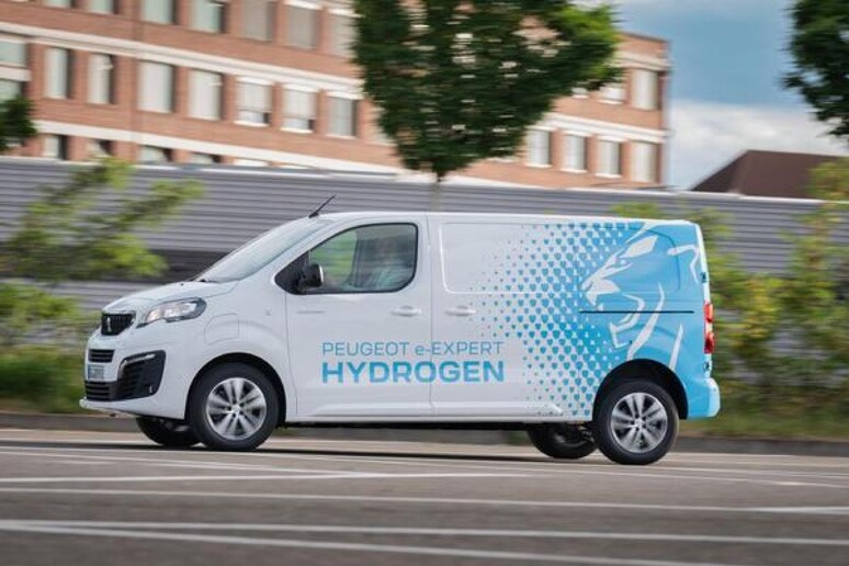 Peugeot lancia e-Expert Hydrogen, furgone compatto a idrogeno - RIPRODUZIONE RISERVATA