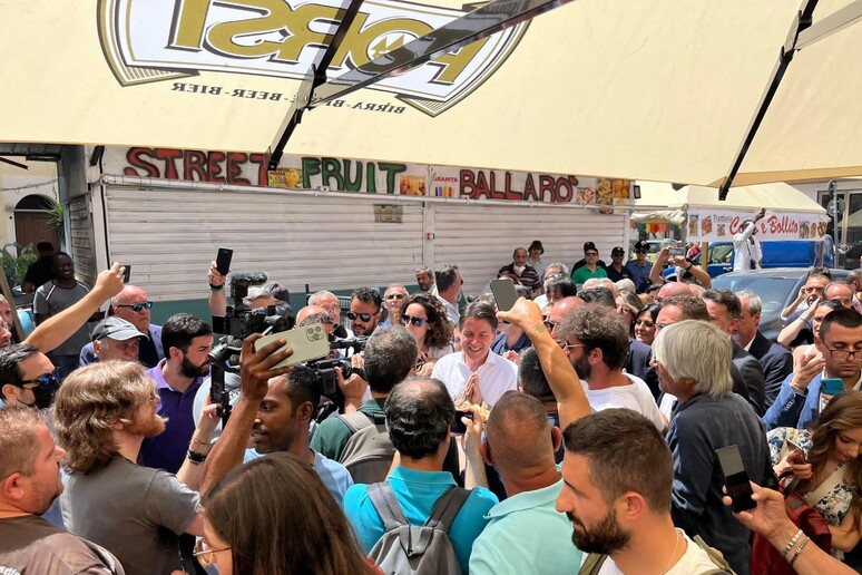 Bagno folla per Conte nel mercato di Ballar? a Palermo - RIPRODUZIONE RISERVATA