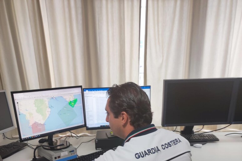 Sala operativa guardia costiera Cagliari per notizia naufragio migranti in sud Sardegna - RIPRODUZIONE RISERVATA