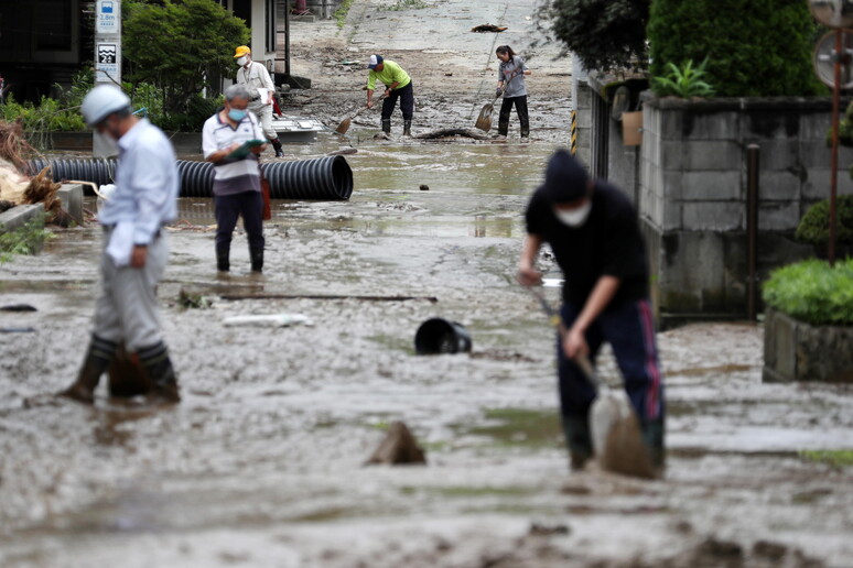 Piogge torrenziali in Giappone © ANSA/EPA