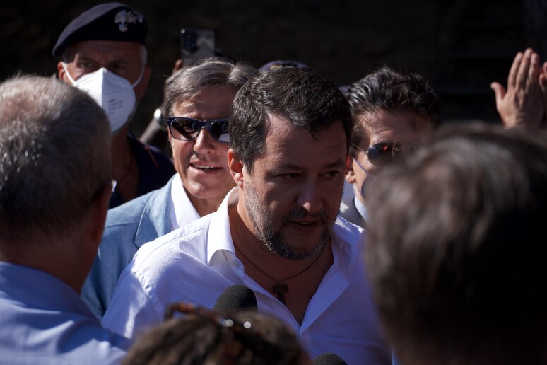 Migranti: Salvini visita hotspot Lampedusa - RIPRODUZIONE RISERVATA