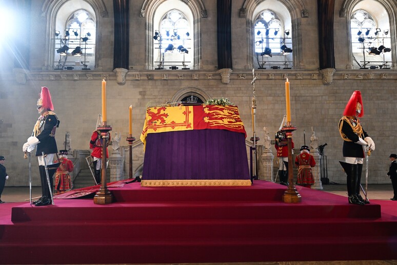 Queen Elizabeth 's body lies in state at Westminster Hall in London - RIPRODUZIONE RISERVATA