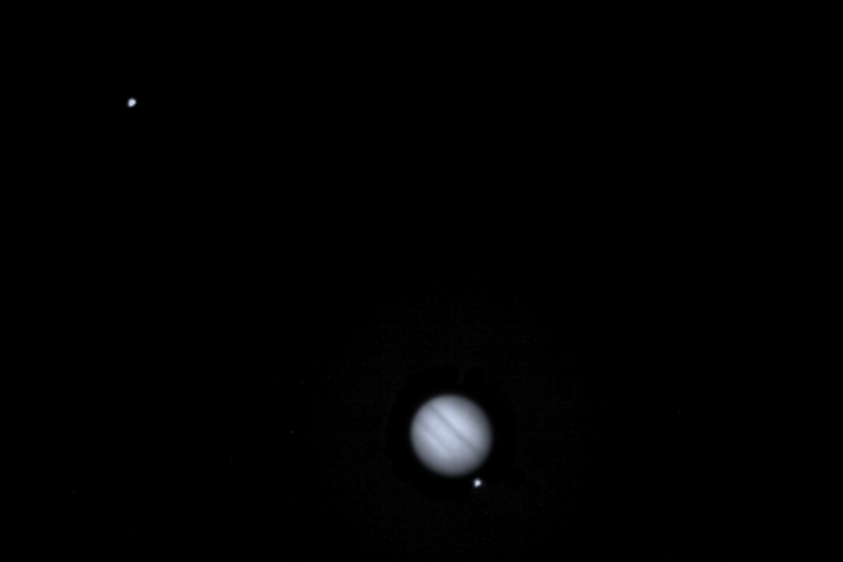 L 'immagine, risultato della fusione di diversi scatti fatti dalla fotocamera Draco della sonda Dart, mostra Giove e i suoi satelliti; da sinistra a destra: Ganimede, Giove, Europa, Io e Callisto (Fonte: NASA/Johns Hopkins APL) - RIPRODUZIONE RISERVATA