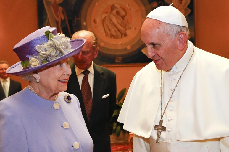 Elisabetta II, la regina che conobbe cinque Papi © ANSA/EPA