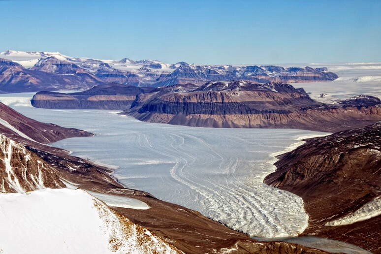 Il ghiacciao Taylor, in Antartide (fonte: Taylor Glacier, rielaborazione di un 'immagine della NASA, da Flickr) - RIPRODUZIONE RISERVATA