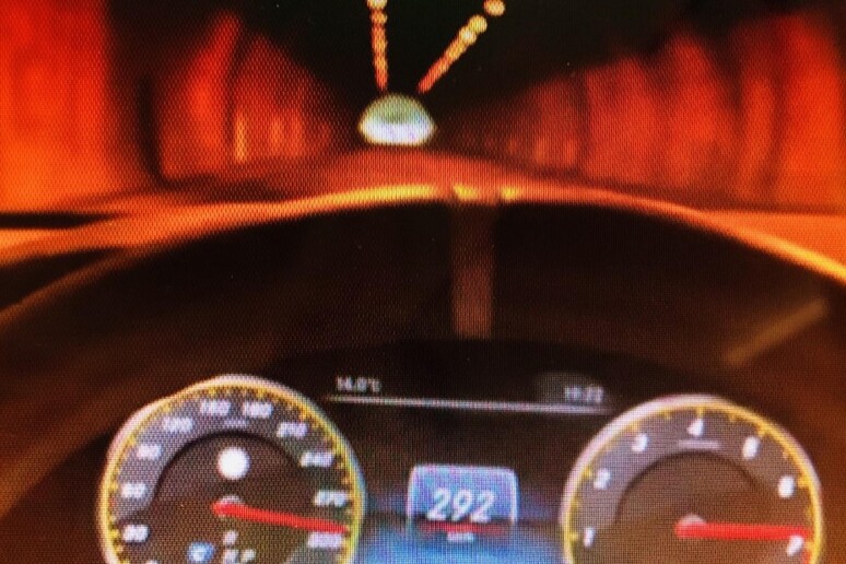 Auto a 300 in autostrada, filmato su Instagram - RIPRODUZIONE RISERVATA