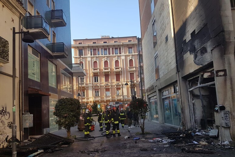 Incendio in centro a Pescara, danneggiata banca - RIPRODUZIONE RISERVATA