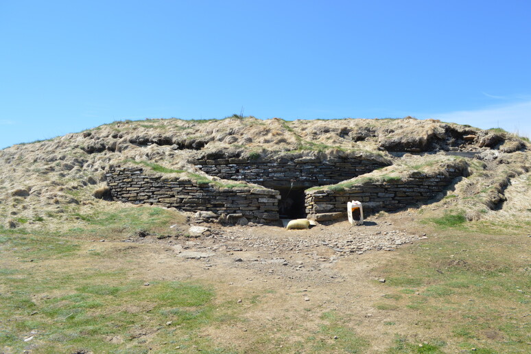 Una tomba di 5.000 anni fa in Scozia da cui provengono alcuni dei resti analizzati (fonte: Karen Hardy) - RIPRODUZIONE RISERVATA