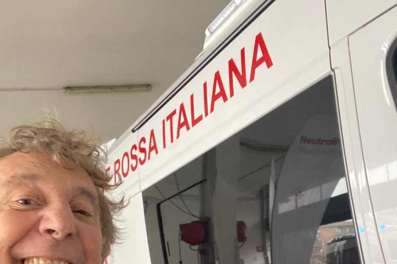 Enzo Iacchetti dona un 'ambulanza all 'ospedale di Bergamo - RIPRODUZIONE RISERVATA