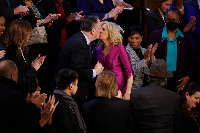 Il bacio sulle labbra fra la First Lady Jill Biden e il marito della vicepresidente Doug Emhoff © ANSA/Getty Images via AFP