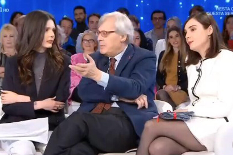 Un fermo immagine tratto dalla trasmissione Rai Domenca In mostra Vittorio Sgarbi con le sue sue figlie - RIPRODUZIONE RISERVATA