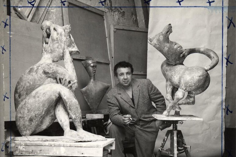 Pericle Fazzini nello studio con Sibilla, Cavallo e Busto d 'uomo, 1947, Archivio Storico Pericle Fazzini - RIPRODUZIONE RISERVATA