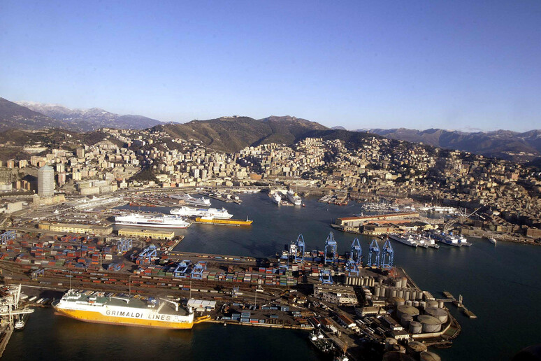 Una veduta aerea dell 'area portuale del centro di Genova - RIPRODUZIONE RISERVATA