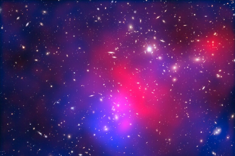 Abell 2744, nicknamed Pandora 's Cluster (Credits: NASA, ESA, J. Merten (Institute for Theoretical Astrophysics, Heidelberg/Astronomical Observatory of Bologna), and D. Coe/STScI) - RIPRODUZIONE RISERVATA