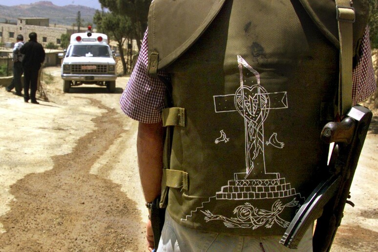 Un membro dell 'ex milizia libanese filo-israeliana  'Esercito del sud del Libano ' (Esl) durante la guerra civile (foto d 'archivio) -     RIPRODUZIONE RISERVATA