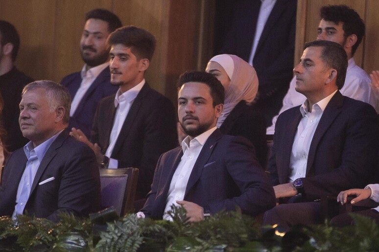 Al centro il principe ereditario giordano Hussein accanto al padre, Re Abdallah II (a sinistra) -     RIPRODUZIONE RISERVATA