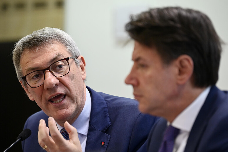 Il segretario della CGIL, Maurizio Landini (S), con il presidente del M5S Stelle, Giuseppe Conte -     RIPRODUZIONE RISERVATA