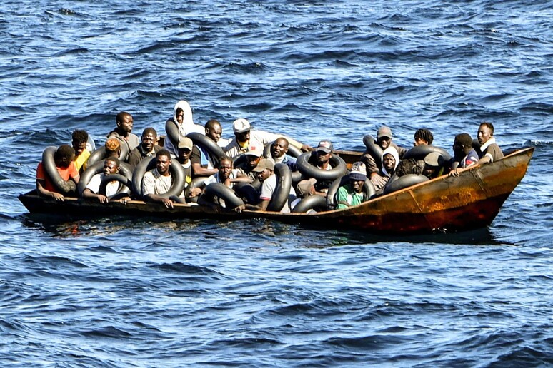Un barcone con a bordo decine di migranti. Immagine d 'archivio © ANSA/AFP