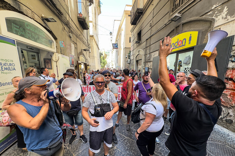 Rdc, manifestanti Napoli in corteo verso la Regione - RIPRODUZIONE RISERVATA