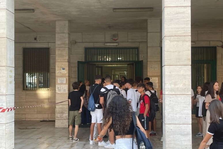 L 'ingresso di alcuni studenti in un liceo di Cagliari - RIPRODUZIONE RISERVATA