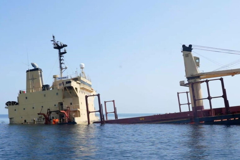 La Rubymar alla deriva nel Mar Rosso dopo essere stata colpita da un missile sparato dagli houthi © ANSA/EPA